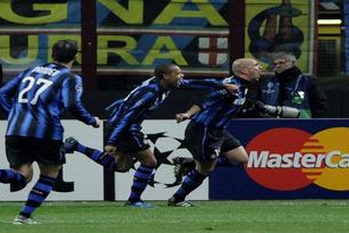 Gelandang Inter Milan, Esteban Cambiasso (kanan).