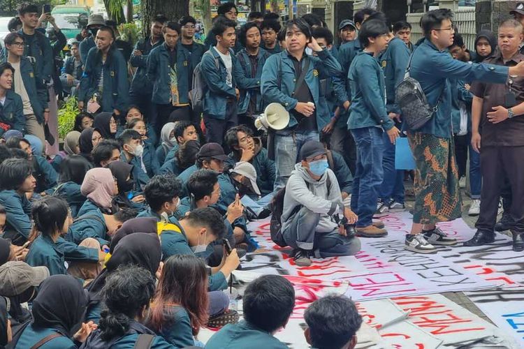 Sejumlah mahasiswa ITB berunjuk rasa di gedung Rektorat di Jalan Tamansari, Kota Bandung, Jawa Barat, Senin (29/1/2024) tolak bayar uang kuliah pakai pinjol.