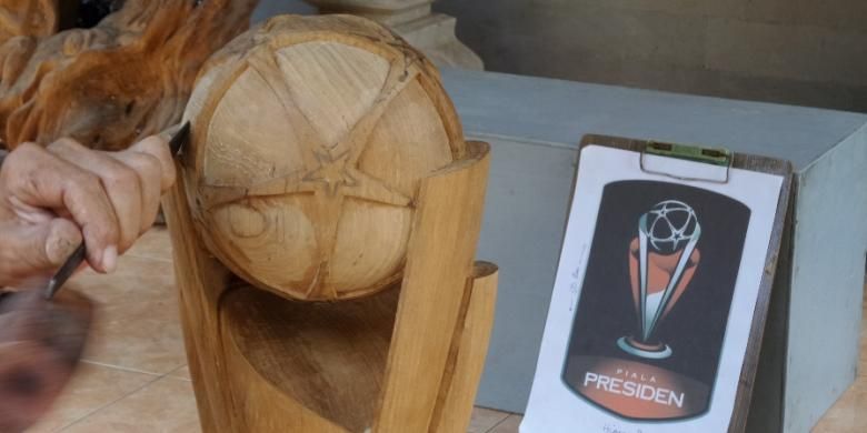 Trofi Piala Presiden terbuat dari kayu jati Bojonegoro.