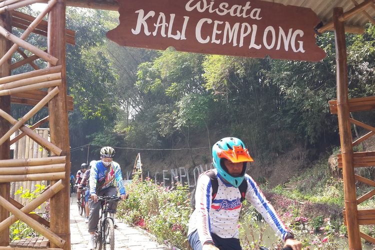 Pesepeda saat melintas di lokasi wisata Kali Cemplong, Sabtu (8/8/2020).
