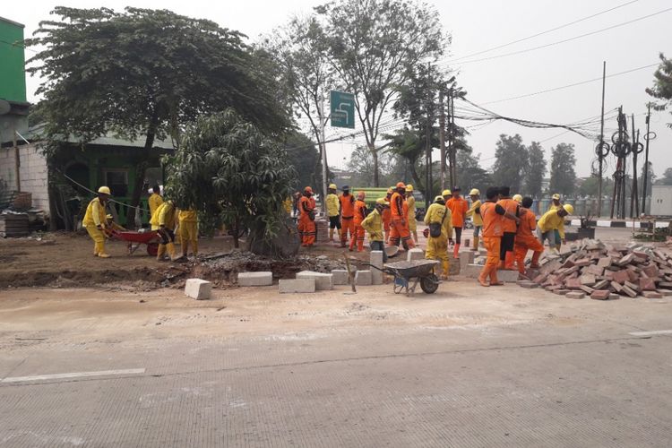 Suasana proyek pembangunan area plaza di kawasan Waduk Sunter Barat, Rabu (4/7/2018).