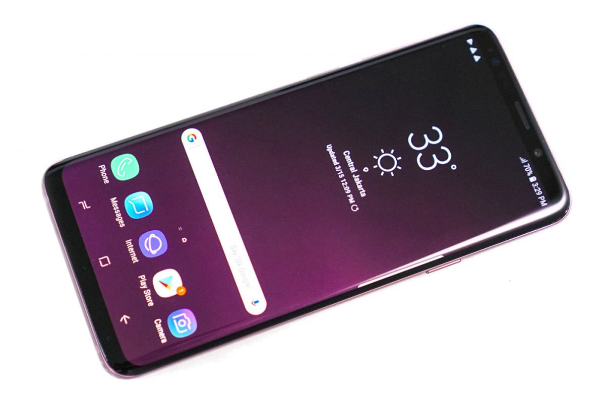 Unit Galaxy S9 Plus warna Lilac Purple, tampak depan dengan keadaan layar menyala.