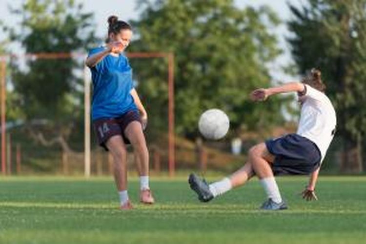 Ilustrasi perempuan bermain sepakbola