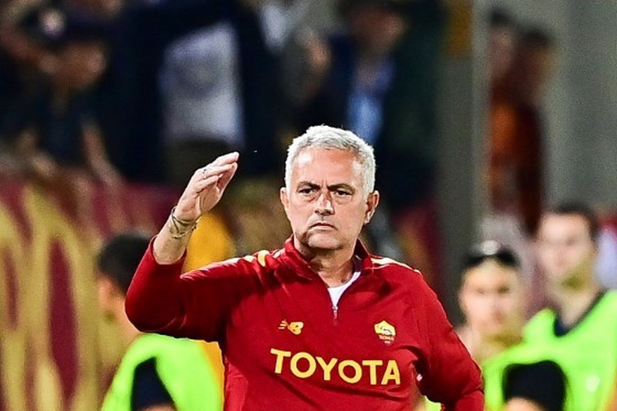 Ekspresi dan gestur pelatih AS Roma Jose Mourinho dalam laga pertama fase grup Liga Europa 2022-2023 kontra Ludogorets di Ludogorets Arena, Razgrad, Bulgaria, Kamis (8/9/2022) malam WIB. Laga Ludogorets vs Roma berakhir dengan skor 2-1 untuk kemenangan tim tuan rumah. Roma dijadwalkan bertamu ke kandang Real Betis pada lanjutan Liga Europa. Laga Betis vs Roma akan digelar di Stadion Benito Villamarin, Kamis (13/10/2022) malam WIB.