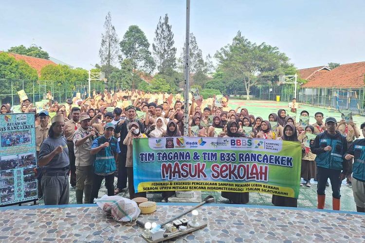 Asep Mustofa (46) salah satu anggota relawan Tagana Kabupaten Bandung dalam sebuah kegiatan di Mako Tagana di Baleendah Kabupaten Bandung.