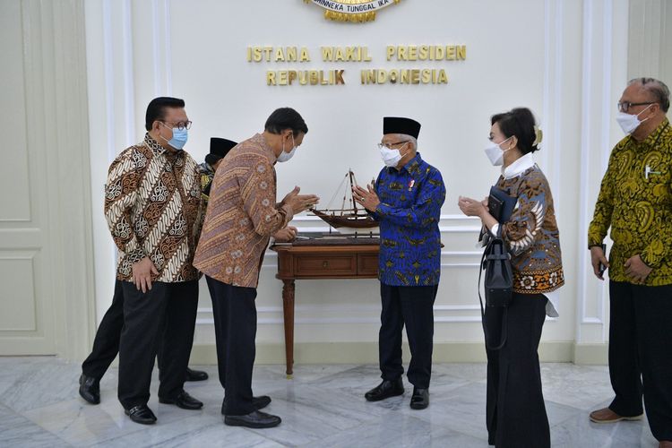 Ketua Dewan Pertimbangan Presiden Wiranto bertemu dengan Wakil Presiden Ma'ruf Amin di Istana Wakil Presiden, Jakarta, Selasa (18/1/2022).