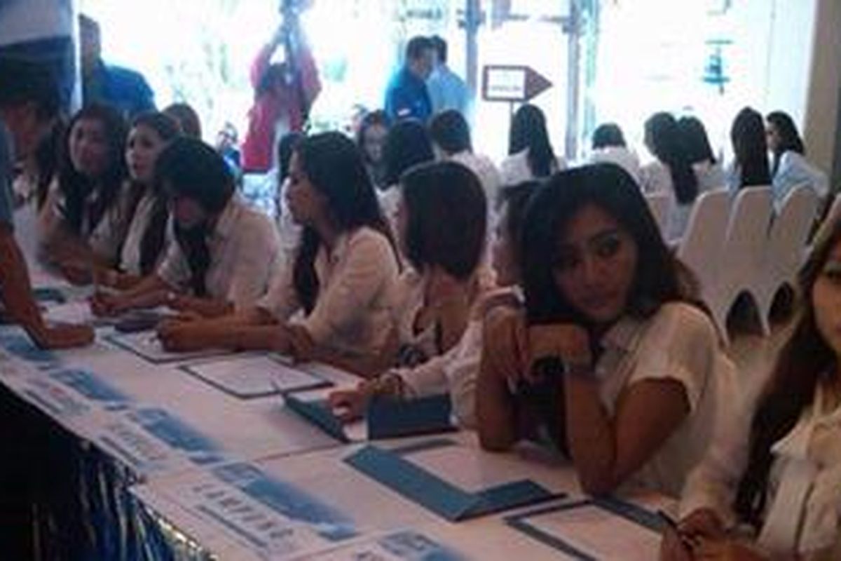 Wanita-wanita cantik yang merupakan kader Partai Demokrat ini menyambut dan melayani registrasi peserta KLB di Hotel Inna Grand Bali Beach, Sanur, Denpasar, Jum'at (29/03/2013).