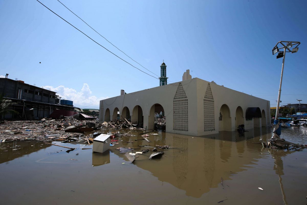 Kerusakan akibat gempa bumi yang melanda, Kota Palu, Sulawesi Tengah, Minggu (30/9/2018). Gempa bermagnitudo 7,4 mengakibatkan ribuan bangunan rusak dan sedikitnya 420 orang meninggal dunia.