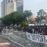 Demo Tolak UU TNI di Gedung Grahadi Diwarnai Kericuhan