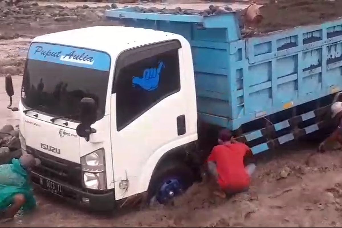 Warga evakuasi truk terjebak banjir lahar Gunung Semeru, Jumat (8/3/2024)