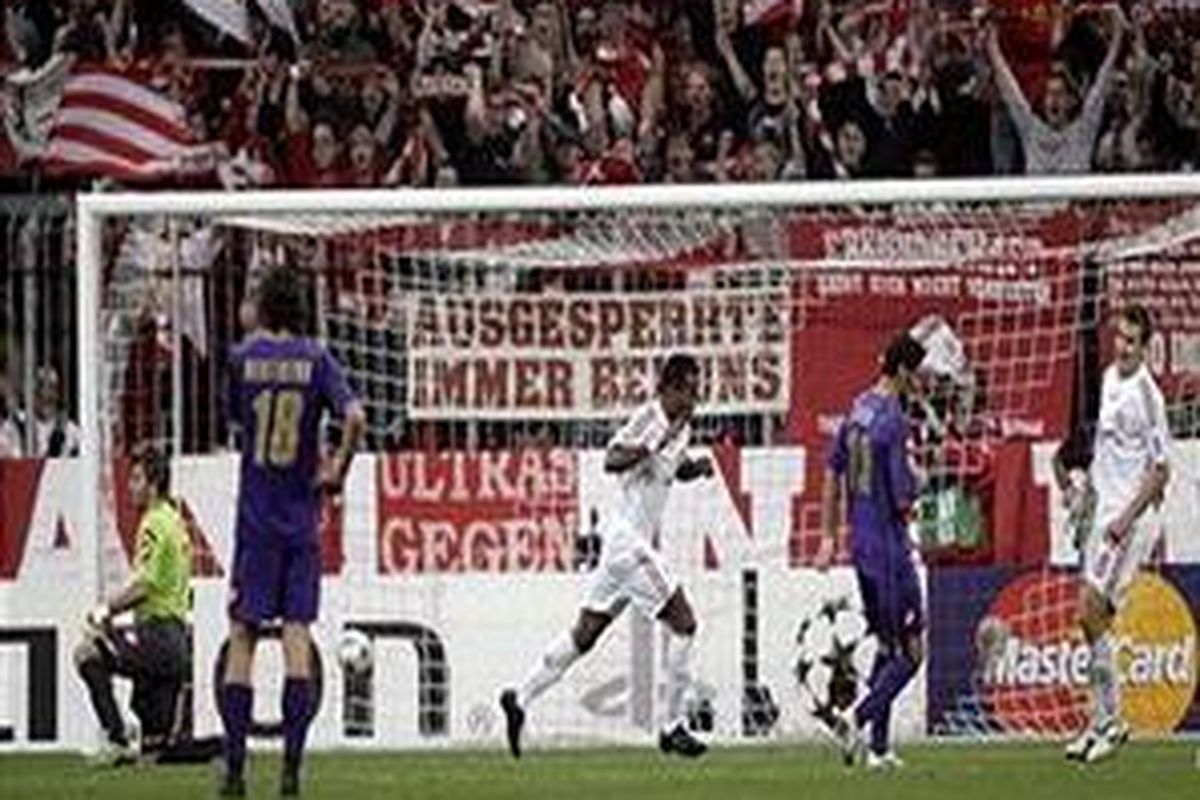 Ze Roberto mencetak gol untuk melengkapi kemenangan Bayern Muenchen 3-0 atas Fiorentina.