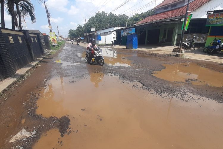 Kondisi Jalan KH Sulaeman, Lingkungan Kelapa Dua, Kota Serang rusak parah. Kamis (4/5/2023).