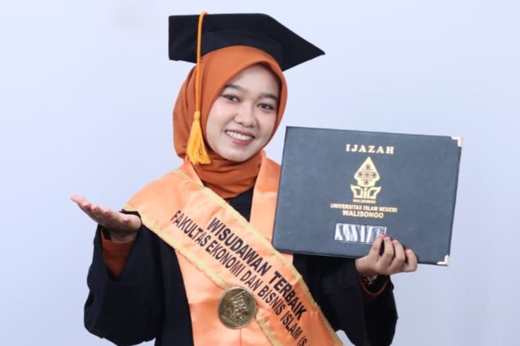 Kisah Anak Petani Jadi Sarjana Pertama di Keluarga dan Wisudawan Terbaik UIN Walisongo