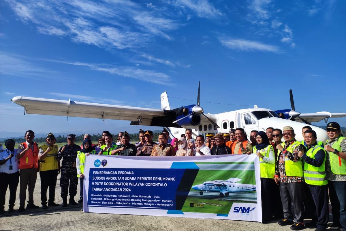Pj Gubernur Gorontalo Ismail Pakaya dan sejumlah pejabat saat meresmikan penerbangan perintis perdana Gorontalo- Pohuwato dari landasan pacu Bandara Djalaluddin Tantu, Minggu (18/2/2024). Penerbangan bersubsidi itu dioperasikan oleh PT Semuwa Aviasi Mandiri (Sam Air).