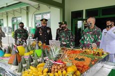 Polres Mimika Beri Kejutan Tumpeng Raksasa Berlogo Garuda kepada Satuan TNI