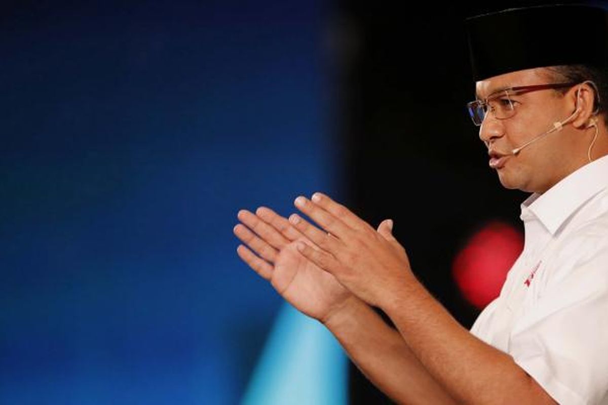 Calon gubernur DKI Jakarta 2017, Anies Baswedan memaparkan visi misi saat debat kedua calon gubernur dan wakil gubernur DKI Jakarta 2017 yang diselenggarakan Komisi Pemilihan Umum Provinsi DKI Jakarta di Hotel Bidakara, Jakarta, Jumat (27/1/2017). Temanya membahas reformasi birokrasi serta pelayanan publik dan penataan kawasan perkotaan.