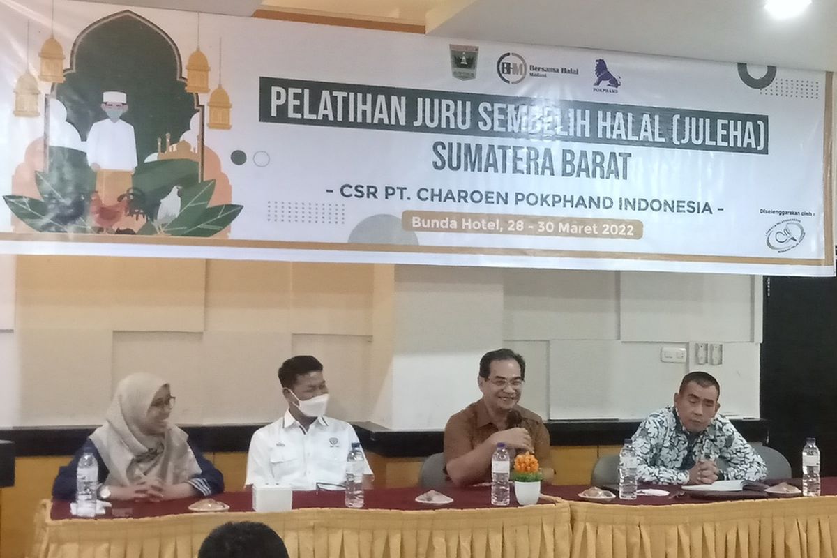 Kepala Dinas Peternakan dan Kesehatan Hewan Sumbar Erinaldi memberikan sambutan pada acara pelatihan juru sembelih ayam potong, Senin (28/3/2022)