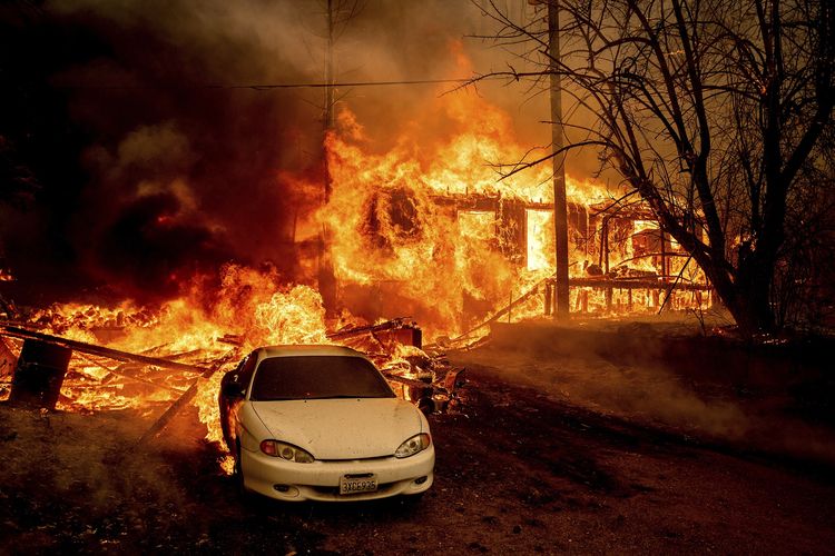 Api dari Dixie Fire dalam kebakaran hutan California melahap sebuah rumah di Highway 89 selatan Greenville, Kamis (5/8/2021). Dixie Fire terjadi di Plumas County, California, Amerika Serikat.