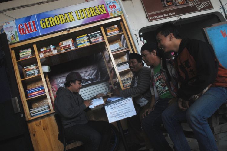Suasana Taman Bacaan Masyarakat (TBM) Sakila Kerti, terminal Kota Tegal, Jawa Tengah, Jumat (17/8/2018).