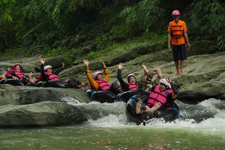 Salah satu fasilitas utama yang menarik minat wisatawan untuk berkunjung adalah River Tubing di Sungai Konang, Desa Wisata Pandean, Kecamatan Dongko, Kabupaten Trenggalek, Jawa Timur (Jatim)