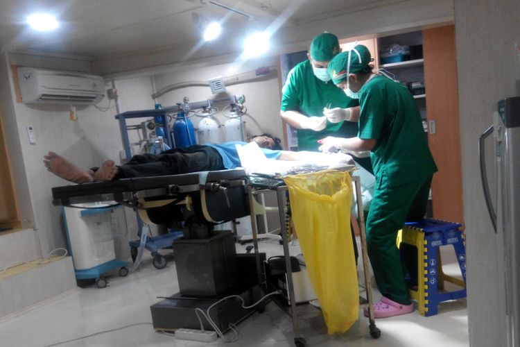Operasi tengah dilakukan terhadap seorang pasien di Rumah Sakit Apung (RSA) dr Lie Dharmawan di Makassar, Sulawesi Selatan, Minggu (19/11/2017).