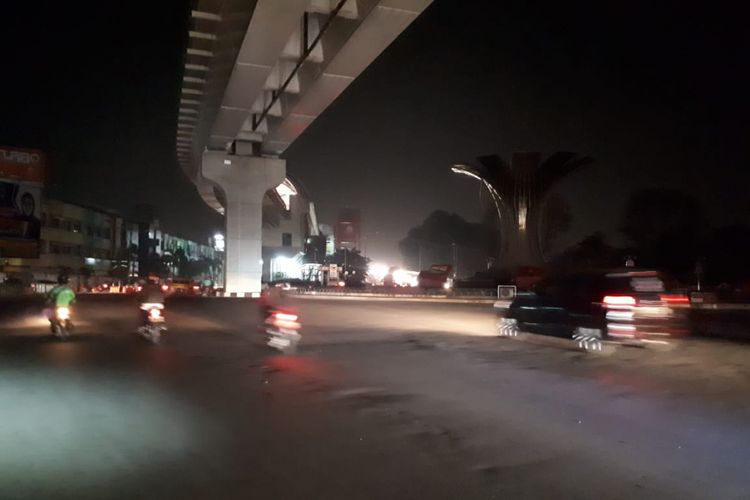 Jembatan Ampera mendadak gelap gulita setelah gardu hubung yang berada dikawasan Benteng Kuto Besak (BKB) Palembang, Sumatera Selatan mendadak meledak. Akibat meledaknya gardu tersebut, wilayah kawasan Ampera mengalami mati listrik termasuk di masjid Agung Sultan Mahmud Badaruddin, Selasa ( 2/10/2018).