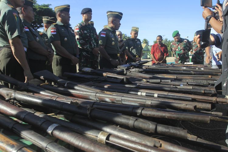 Ratusan senjata api rakitan yang diamankan di Korem 161 Wira Sakti Kupang, Nusa Tenggara Timur (NTT), Rabu (17/4/2024). 