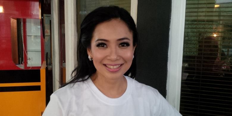 Pembawa acara dan bintang iklan Feni Rose (41) diabadikan di kawasan Gandaria II, Kebayoran Baru, Jakarta Selatan, Jumat (20/6/2015).