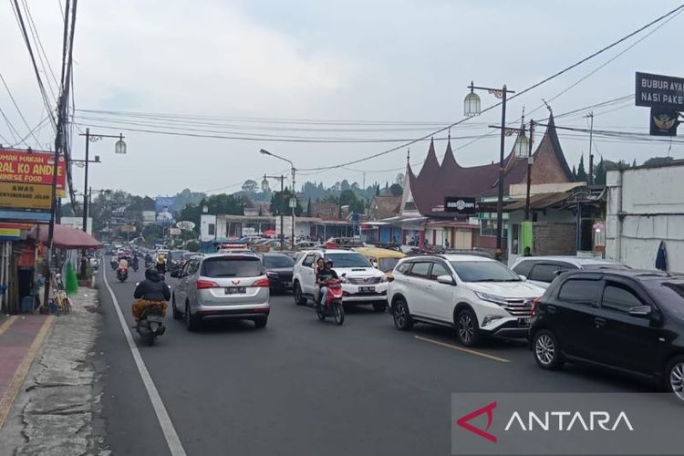 Macet panjang terlihat di Jalur Puncak-Cianjur, Jawa Barat, sejak pagi hinga petang sehingga pengendara tujuan Bogor diarahkan ke jalur alternatif Jonggol dan Sukabumi, Minggu (15/5/2022). 