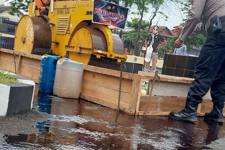 Pemusnahan aneka minuman keras di Mapolres Salatiga, Rabu (27/4/2022).