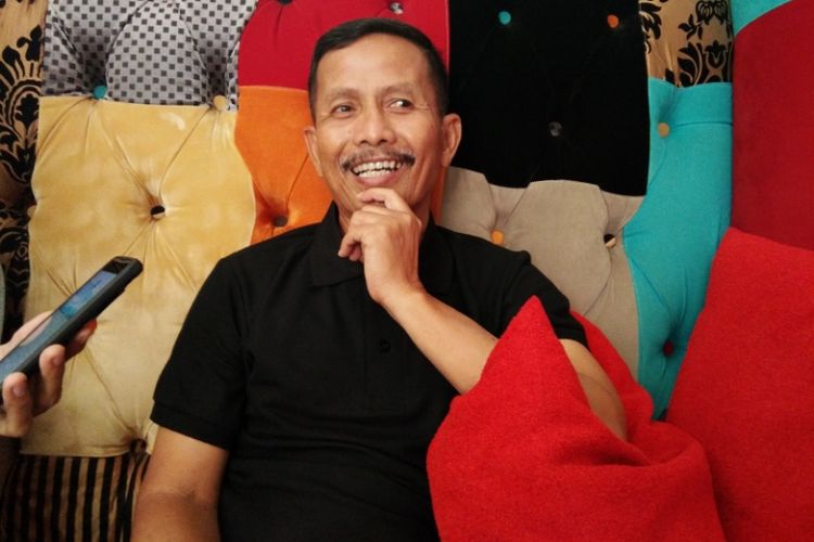 Legenda hidup Persib, Djadjang Nurdjaman saat diwawancarai media di kediamannya, Jalan Antapani, Kota Bandung, Jumat (3/8/2018) sore. 