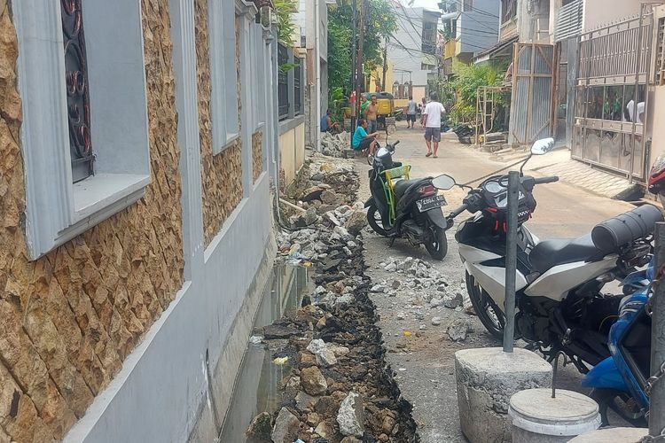 Sejumlah warga di Kelurahan Utan Kayu Selatan dan Utan Kayu Utara, Kecamatan Matraman, Jakarta Timur, mengalami kesulitan suplai air bersih. Penyebabnya adalah proyek saluran air Suku Dinas Sumber Daya Air (SDA) Jakarta Timur di Jalan Nanas, Matraman.