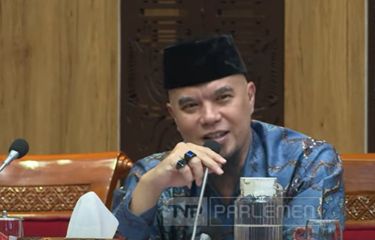 Musisi Ahmad Dhani selaku anggota Komisi X DPR RI saat Rapat Dengar Pendapat Umum dengan para guru di Senayan, Kamis (6/2/2025). 