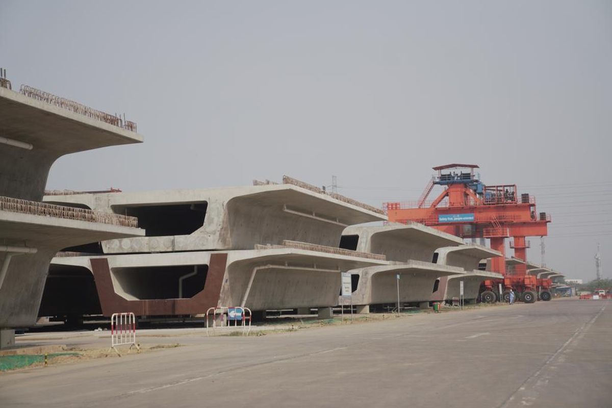 PT KCIC melakukan instalasi box girder di Kawasan Casting Yard #1 