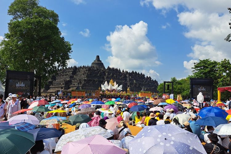 Ribuan umat Buddha ikuti prosesi Detik-detik Waisak 2567 BE di pelataran Candi Borobudur Magelang, Jawa Tengah, Minggu, (4/6/2023).