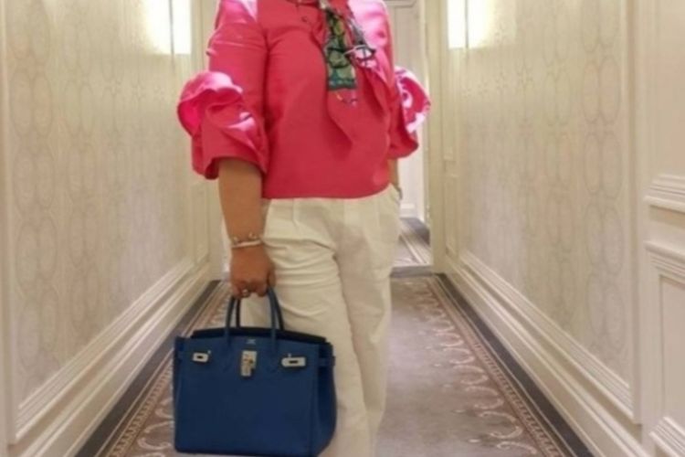 Istri Sekda Riau, Adrias mengunggah foto dengan tas mewah yang viral di media sosial.