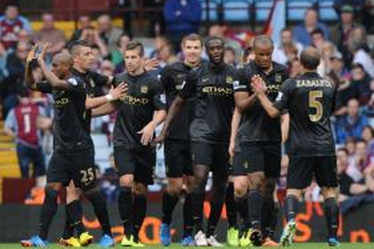 Pemain Manchester City merayakan gol Yaya Toure dalam pertandingan Premier League melawan Aston Villa di Villa Park, Sabtu (28/9/2013). 