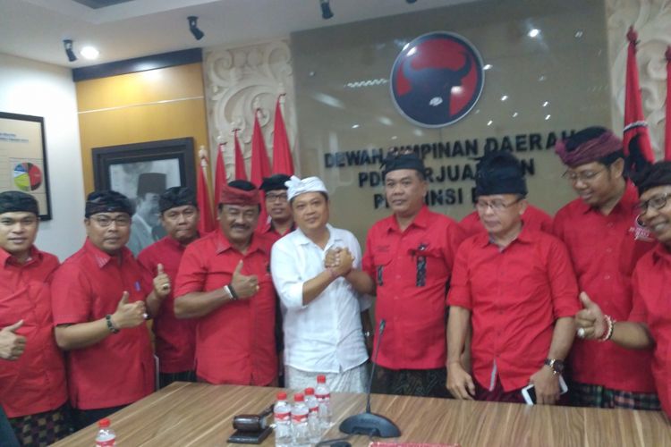 Wali Kota Denpasar IB Rai Dharmawijaya Mantra (baju putih) saat mendaftar sebagai calon gubernur ke DPD PDIP Bali