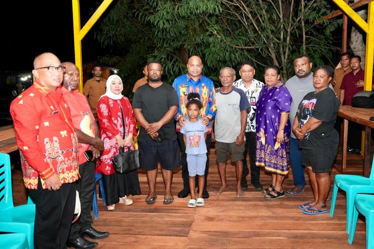 Gubernur Papua, Matius Derek Fakiri (MDF) melakukan kunjungan ke Kampung Hobong, Distrik Sentani, Kabupaten Jayapura, Jumat (21/11/2025) dan bertemu langsung dengan pihak keluarga almarhum Irene Sokoy yang ditolak oleh pihak rumah sakit saat hendak melahirkan hingga meninggal.