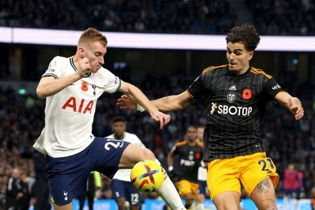 Dejan Kulusevski (kiri) berebut bola dengan Pascal Struijk (kanan) dalam laga Tottenham vs Leeds United, di Tottenham Hotspur Stadium, Sabtu (12/11/2022). Tottenham akan melawan Brentford pada laga Boxing Day 2022, Senin (26/12/2022) malam WIB.