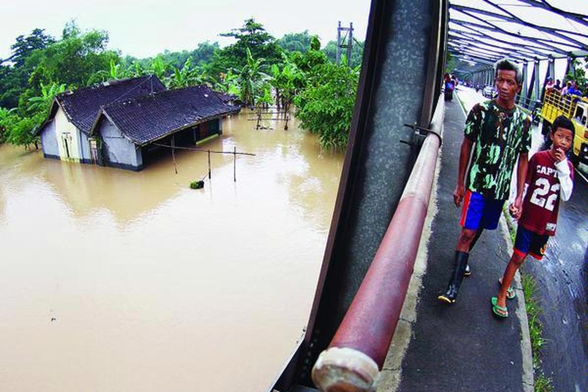 Kondisi banjir di kawasan Kampung Mojo, Solo, Jawa Tengah, Senin (2/1). Hujan deras selama enam  jam menyebabkan  Bengawan Solo meluap dan membanjiri permukiman warga di sekitar bantaran sungai tersebut.