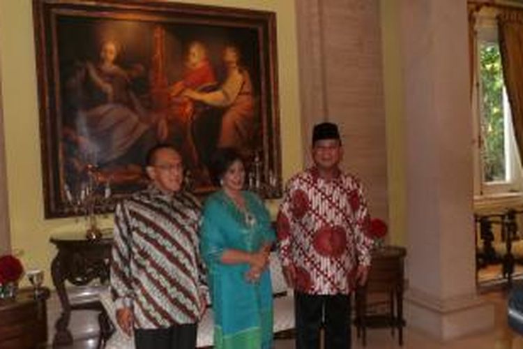 Prabowo Subianto (kanan) dan Aburizal Bakrie serta sang istri (tengah) di acara open house di rumah Ical. 