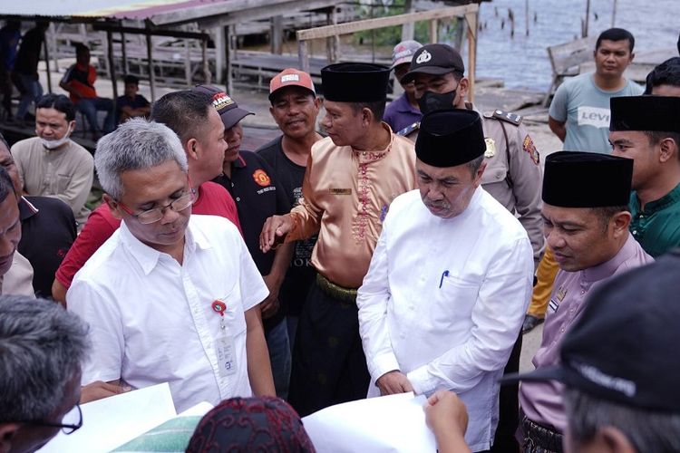 Gubernur Riau (Gubri) Syamsuar meninjau secara langsung lokasi pembangunan jembatan yang akan menghubungkan Pulau Bengkalis dan Pulau Padang, Kepulauan Meranti, Jumat (14/10/2022). 