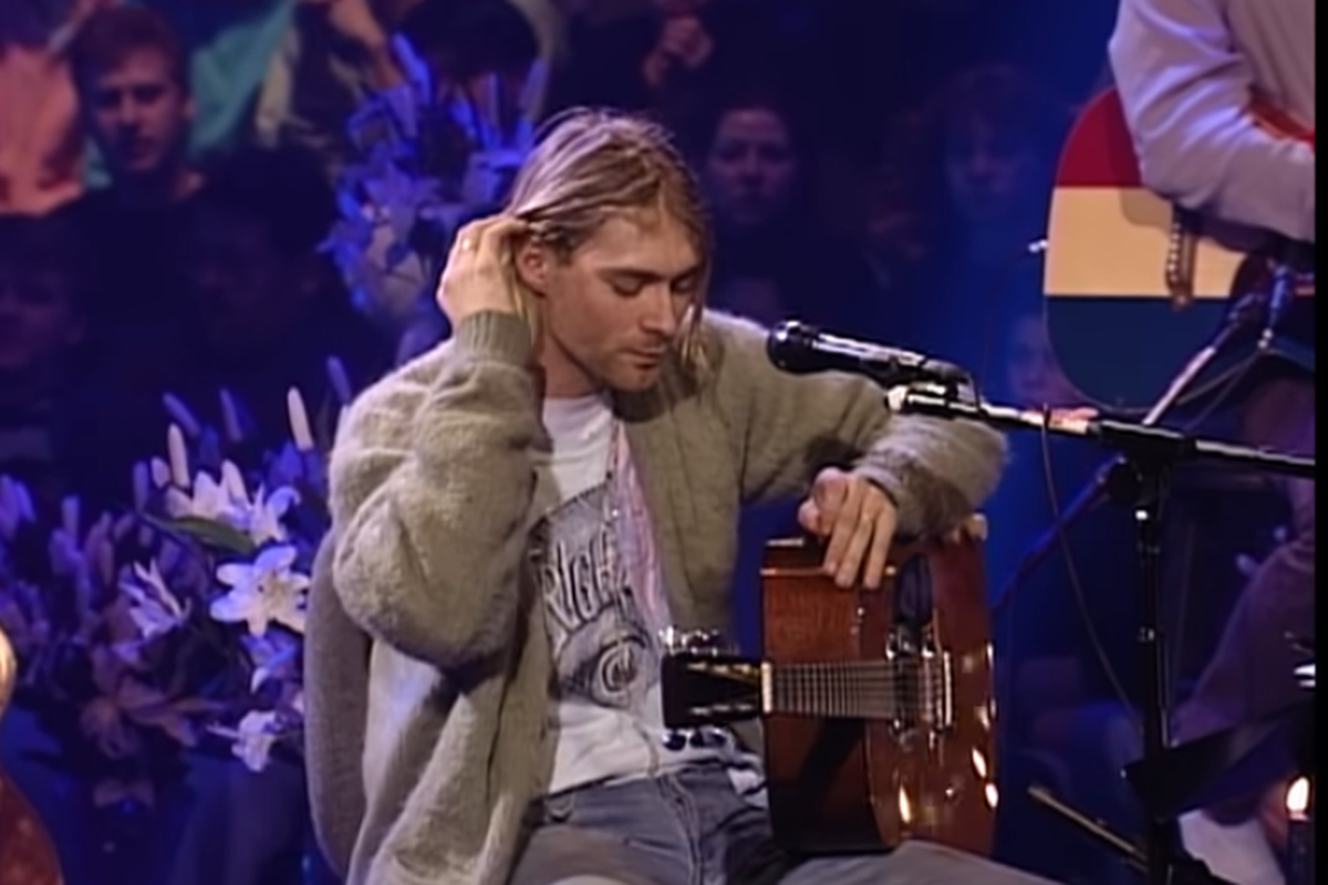 Vokalis Nirvana Kurt Cobain saat membawakan lagu Something in the Way dalam format unpluggedm di ajang Live On MTV Unplugged Unedited, 1993. Kini, setelah dirilisnya film the Batman, tembang tersebut kembali populer, ditandai dengan lonjakan kunjungan hingga 1.200 persen di platform musik Spotify.