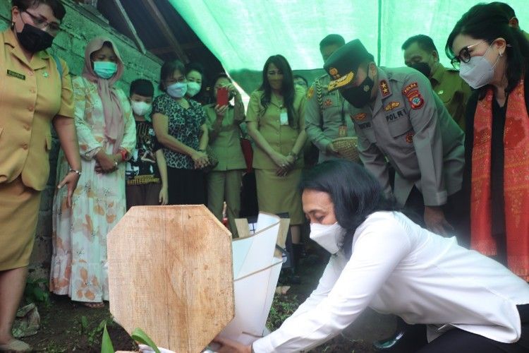 Kapolda Sulut Irjen Pol Mulyatno dampingi Menteri PPPA I Gusti Ayu Bintang Darmawati saat ziarah di makam korban dugaan kekerasan seksual