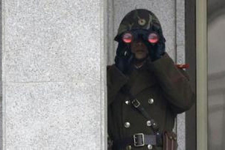 Seorang prajurit Korea Utara mengamati gerak-gerik di perbatasan.