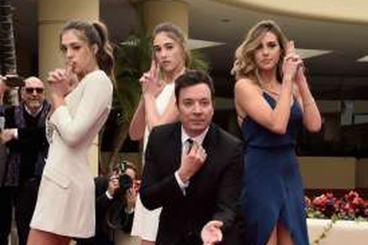 Pembawa acara Golden Globe Awards 2017, Jimmy Fallon, berpose ala Charlie's Angels dengan para Miss Golden Globe, yakni Sophia Stallone, Sistine Stallone, dan Scarlet Stallone di The Beverly Hilton Hotel, Beverly Hills, pada 4 Januari 2017.