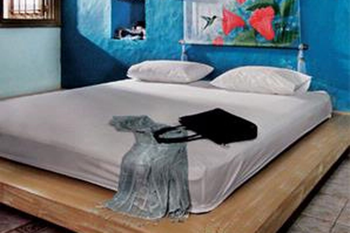 Selain pada lantai atau dinding, keramik dapat diaplikasikan pada furnitur dan juga jendela. Aplikasi mudah, hasilnya memikat.