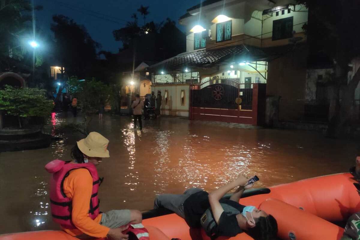 Sejumlah petugas sedang mengevakuasi warga terdampak banjir di Kabupaten Bogor, Jawa Barat, Sabtu (20/2/2021).