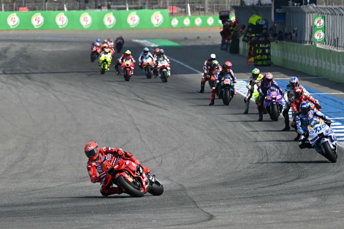 Pebalap Ducati Lenovo Team, Marc Marquez (kiri), memimpin dalam sesi Sprint Race MotoGP Thailand 2025 di Sirkuit Internasional Buriram di Buriram pada 1 Maret 2025. (Photo by MOHD RASFAN / AFP)